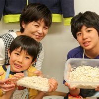 「いつもよりおいしそうに食べてます」 手打ちうどん作り体験教室 2017年5月 20170504-14.jpg – イリコスキー製麺所