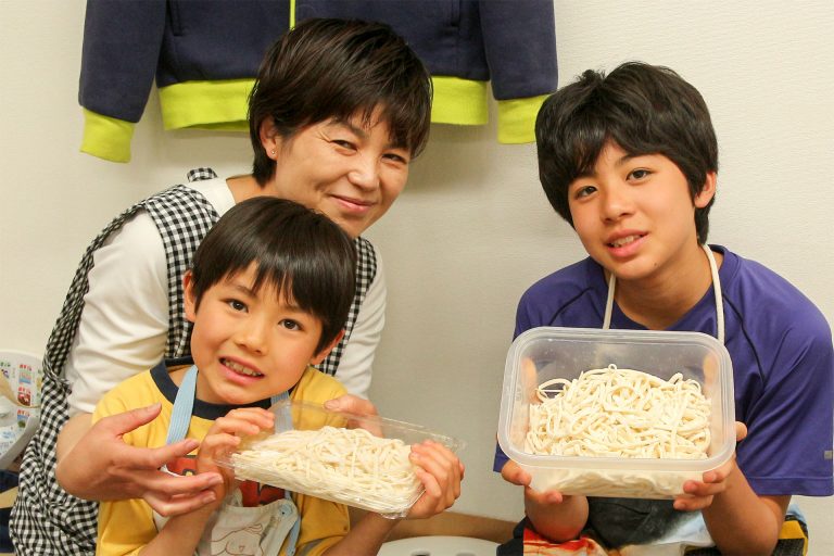 お家で打ったうどんのリベンジ！ 手打ちうどん作り体験教室 2017年5月 20170504-14.jpg – イリコスキー製麺所