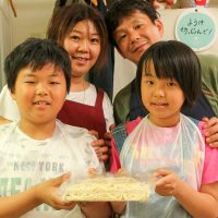 「いつもよりおいしそうに食べてます」 手打ちうどん作り体験教室 2017年5月 20170504-15.jpg – イリコスキー製麺所