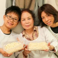 「いつもよりおいしそうに食べてます」 手打ちうどん作り体験教室 2017年5月 20170504-16.jpg – イリコスキー製麺所