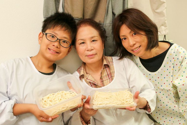 お家で打ったうどんのリベンジ！ 手打ちうどん作り体験教室 2017年5月 20170504-16.jpg – イリコスキー製麺所