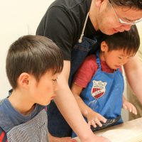 「いつもよりおいしそうに食べてます」 手打ちうどん作り体験教室 2017年5月 20170504-2.jpg – イリコスキー製麺所