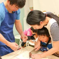 「いつもよりおいしそうに食べてます」 手打ちうどん作り体験教室 2017年5月 20170504-3.jpg – イリコスキー製麺所