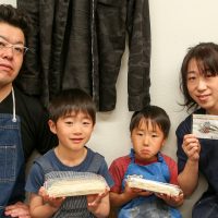 「いつもよりおいしそうに食べてます」 手打ちうどん作り体験教室 2017年5月 20170504-4.jpg – イリコスキー製麺所