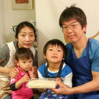 「いつもよりおいしそうに食べてます」 手打ちうどん作り体験教室 2017年5月 20170504-5.jpg – イリコスキー製麺所