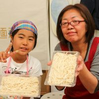 「いつもよりおいしそうに食べてます」 手打ちうどん作り体験教室 2017年5月 20170504-6.jpg – イリコスキー製麺所