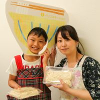 終了証お渡ししようとお名前呼んだら 手打ちうどん作り体験教室 2017年5月 20170505-4.jpg – イリコスキー製麺所