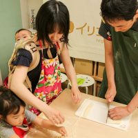 終了証お渡ししようとお名前呼んだら 手打ちうどん作り体験教室 2017年5月 20170505-5.jpg – イリコスキー製麺所