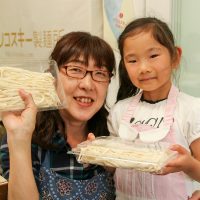 終了証お渡ししようとお名前呼んだら 手打ちうどん作り体験教室 2017年5月 20170505-6.jpg – イリコスキー製麺所