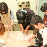 終了証お渡ししようとお名前呼んだら 手打ちうどん作り体験教室 2017年5月 20170505-9.jpg – イリコスキー製麺所