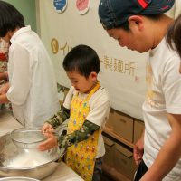 十数年ぶりの知人のご家族と 手打ちうどん作り体験教室 2017年5月 20170506-1.jpg – イリコスキー製麺所