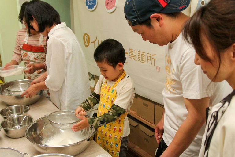お家で打ったうどんのリベンジ！ 手打ちうどん作り体験教室 2017年5月 20170506-1.jpg – イリコスキー製麺所
