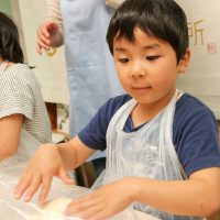 十数年ぶりの知人のご家族と 手打ちうどん作り体験教室 2017年5月 20170506-6.jpg – イリコスキー製麺所