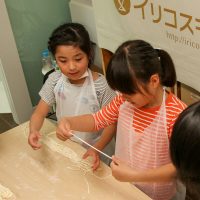 十数年ぶりの知人のご家族と 手打ちうどん作り体験教室 2017年5月 20170506-7.jpg – イリコスキー製麺所