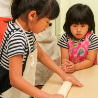 十数年ぶりの知人のご家族と 手打ちうどん作り体験教室 2017年5月 20170506-9.jpg – イリコスキー製麺所