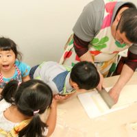 何度も大勢でにぎやかに。ありがとうございます 手打ちうどん作り体験教室 2017年5月 20170513-1.jpg – イリコスキー製麺所