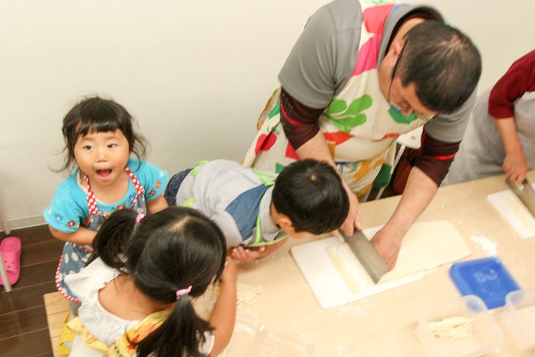 お家で打ったうどんのリベンジ！ 手打ちうどん作り体験教室 2017年5月 20170513-1.jpg – イリコスキー製麺所
