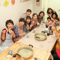 何度も大勢でにぎやかに。ありがとうございます 手打ちうどん作り体験教室 2017年5月 20170513-4.jpg – イリコスキー製麺所