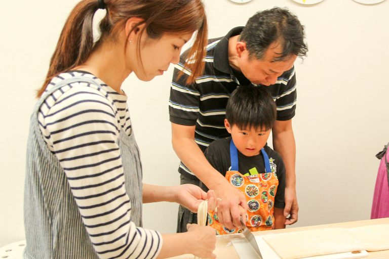 お家で打ったうどんのリベンジ！ 手打ちうどん作り体験教室 2017年5月 20170521-5.jpg – イリコスキー製麺所
