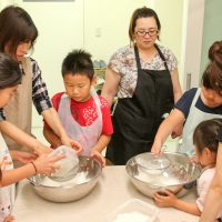 体重足りないならおんぶで！ 手打ちうどん作り体験教室 2017年5月 20170529-1.jpg – イリコスキー製麺所