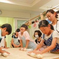 体重足りないならおんぶで！ 手打ちうどん作り体験教室 2017年5月 20170529-2.jpg – イリコスキー製麺所