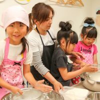 お子さまみんなお嬢さんの回は… 手打ちうどん作り体験教室 2017年6月 20170604-1.jpg – イリコスキー製麺所