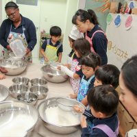 英語を話すキッズがぎょうさん 手打ちうどん作り体験教室 2017年6月 20170612-1.jpg – イリコスキー製麺所