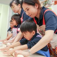 英語を話すキッズがぎょうさん 手打ちうどん作り体験教室 2017年6月 20170612-2.jpg – イリコスキー製麺所