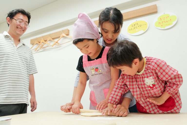 やっぱり、家族みんなでつくるのが楽しいよね！ 手打ちうどん作り体験教室 2017年6月 20170618-1.jpg – イリコスキー製麺所