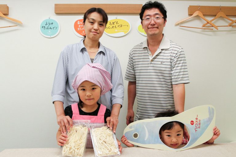 やっぱり、家族みんなでつくるのが楽しいよね！ 手打ちうどん作り体験教室 2017年6月 20170618-2.jpg – イリコスキー製麺所