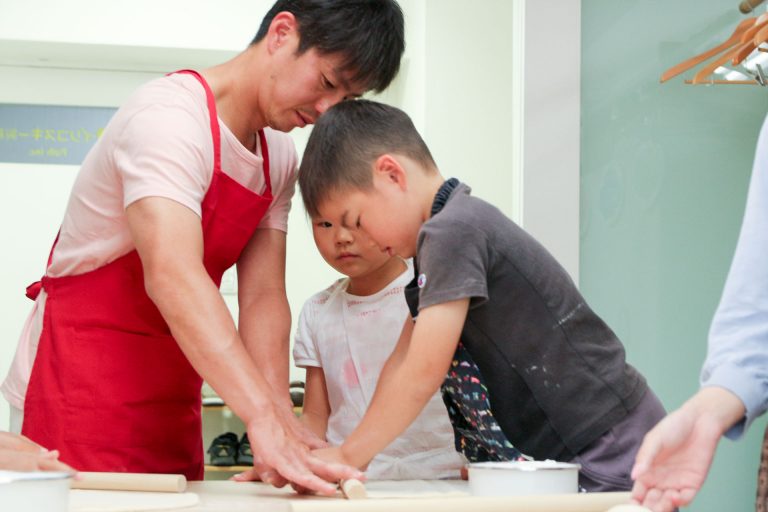 やっぱり、家族みんなでつくるのが楽しいよね！ 手打ちうどん作り体験教室 2017年6月 20170618-4.jpg – イリコスキー製麺所