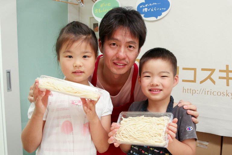 やっぱり、家族みんなでつくるのが楽しいよね！ 手打ちうどん作り体験教室 2017年6月 20170618-5.jpg – イリコスキー製麺所