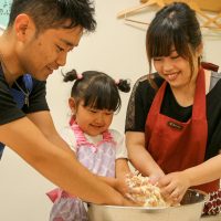 お天気よくないときには室内で遊びましょ！ 手打ちうどん作り体験教室 2017年6月 20170621-3.jpg – イリコスキー製麺所