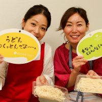 お天気よくないときには室内で遊びましょ！ 手打ちうどん作り体験教室 2017年6月 20170621-5.jpg – イリコスキー製麺所