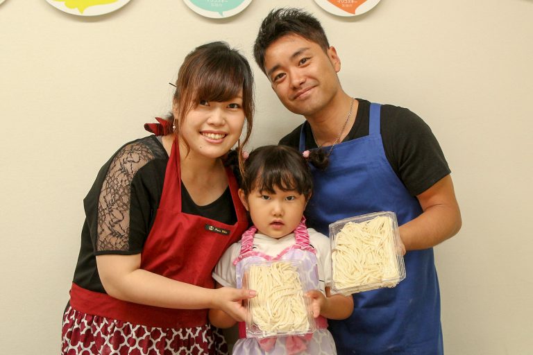やっぱり、家族みんなでつくるのが楽しいよね！ 手打ちうどん作り体験教室 2017年6月 20170621-6.jpg – イリコスキー製麺所