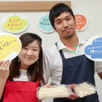 カットは腰がいた～～くなっちゃいますね 手打ちうどん作り体験教室 2017年6月 20170624-2.jpg – イリコスキー製麺所