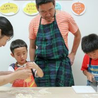 カットは腰がいた～～くなっちゃいますね 手打ちうどん作り体験教室 2017年6月 20170624-3.jpg – イリコスキー製麺所