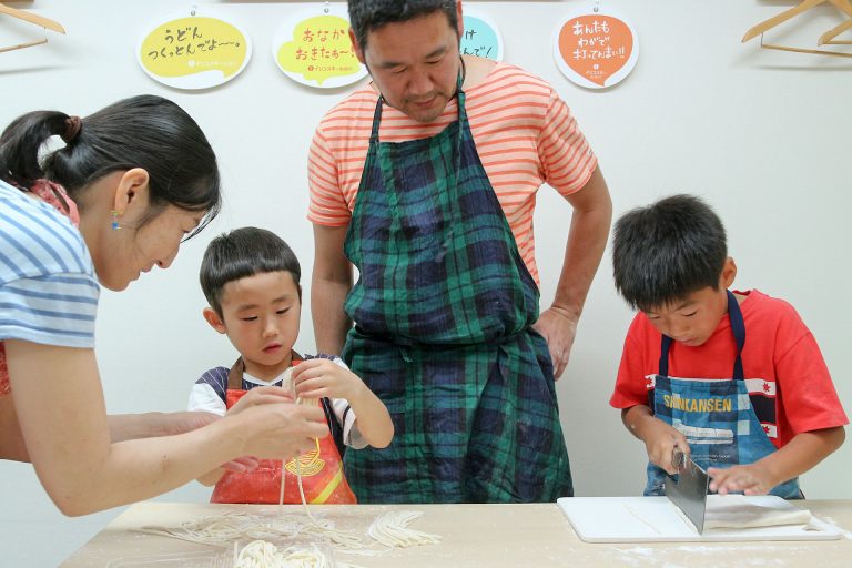 やっぱり、家族みんなでつくるのが楽しいよね！ 手打ちうどん作り体験教室 2017年6月 20170624-3.jpg – イリコスキー製麺所