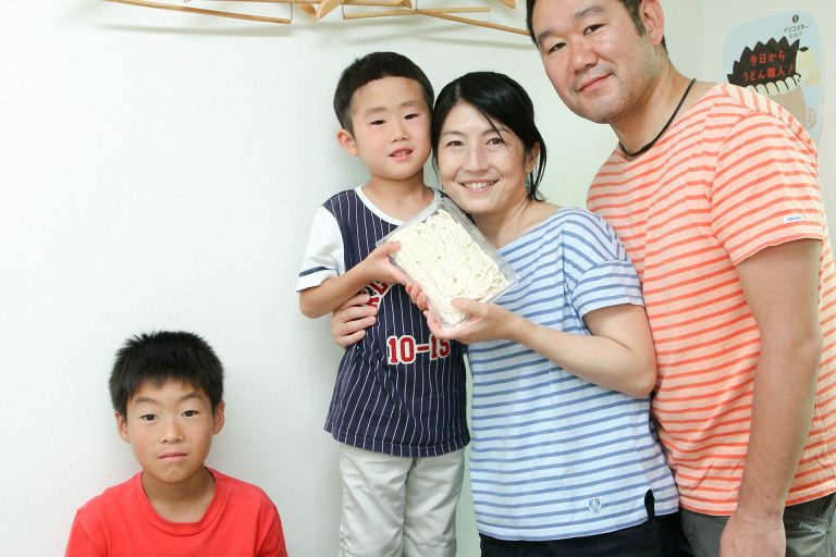 やっぱり、家族みんなでつくるのが楽しいよね！ 手打ちうどん作り体験教室 2017年6月 20170624-4.jpg – イリコスキー製麺所