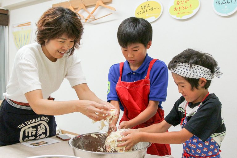 やっぱり、家族みんなでつくるのが楽しいよね！ 手打ちうどん作り体験教室 2017年6月 20170626-1.jpg – イリコスキー製麺所