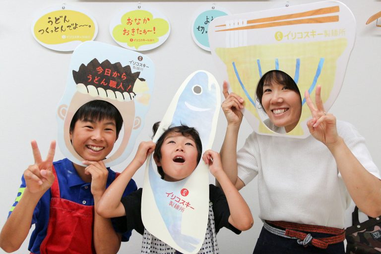 やっぱり、家族みんなでつくるのが楽しいよね！ 手打ちうどん作り体験教室 2017年6月 20170626-2.jpg – イリコスキー製麺所