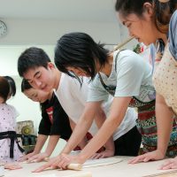 多彩な国からのお客さま 手打ちうどん作り体験教室 2017年6月 20170626-3.jpg – イリコスキー製麺所