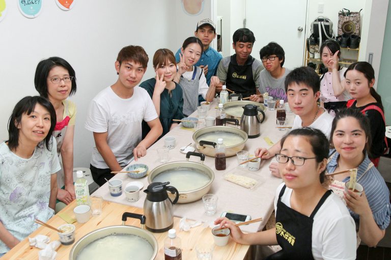 やっぱり、家族みんなでつくるのが楽しいよね！ 手打ちうどん作り体験教室 2017年6月 20170626-4.jpg – イリコスキー製麺所