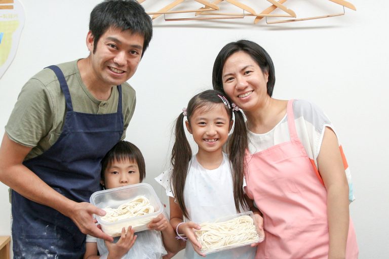 やっぱり、家族みんなでつくるのが楽しいよね！ 手打ちうどん作り体験教室 2017年6月 20170702-12.jpg – イリコスキー製麺所