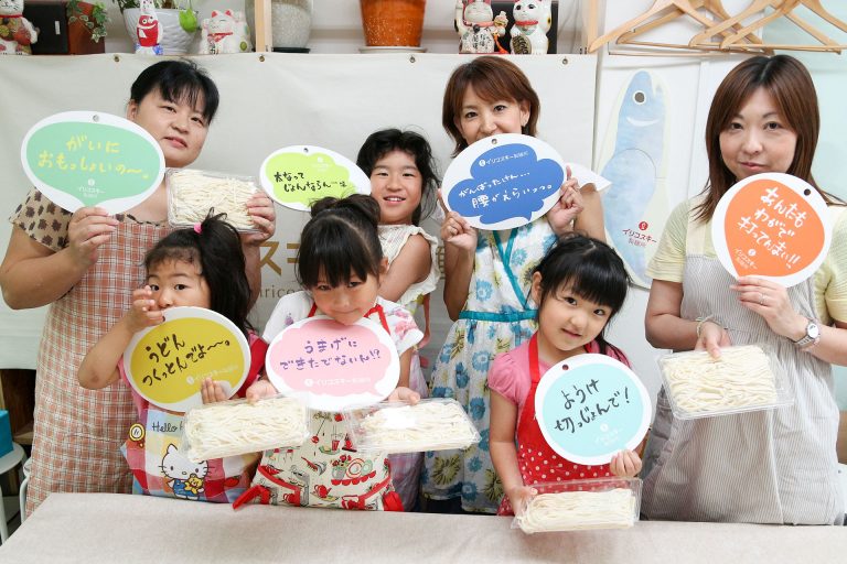 やっぱり、家族みんなでつくるのが楽しいよね！ 手打ちうどん作り体験教室 2017年6月 20170702-13.jpg – イリコスキー製麺所