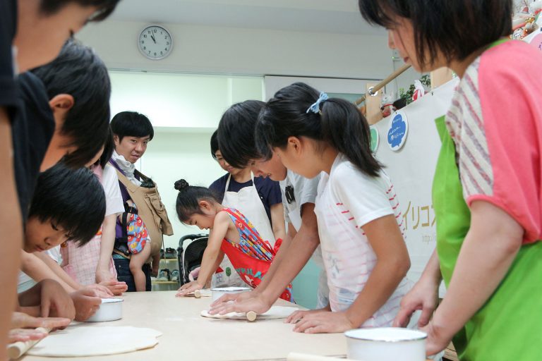 やっぱり、家族みんなでつくるのが楽しいよね！ 手打ちうどん作り体験教室 2017年6月 20170702-3.jpg – イリコスキー製麺所
