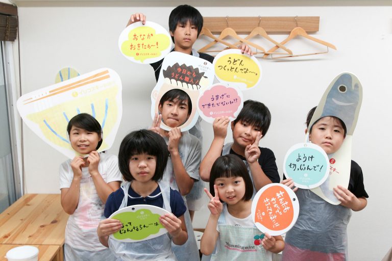 やっぱり、家族みんなでつくるのが楽しいよね！ 手打ちうどん作り体験教室 2017年6月 20170702-5.jpg – イリコスキー製麺所