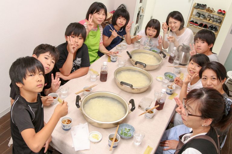 やっぱり、家族みんなでつくるのが楽しいよね！ 手打ちうどん作り体験教室 2017年6月 20170702-6.jpg – イリコスキー製麺所