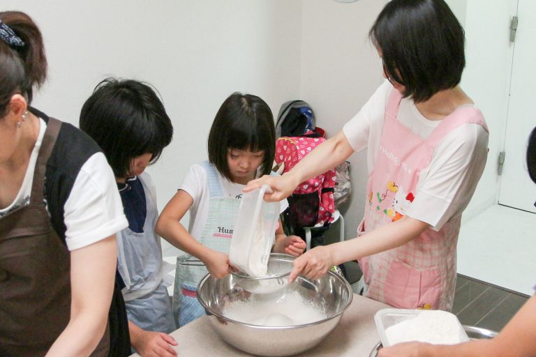 やっぱり、家族みんなでつくるのが楽しいよね！ 手打ちうどん作り体験教室 2017年6月 20170702-7.jpg – イリコスキー製麺所