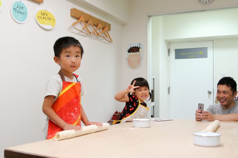 やっぱり、家族みんなでつくるのが楽しいよね！ 手打ちうどん作り体験教室 2017年6月 20170708-1.jpg – イリコスキー製麺所